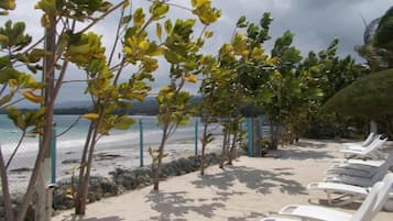 Praia particular nas proximidades, areia branca