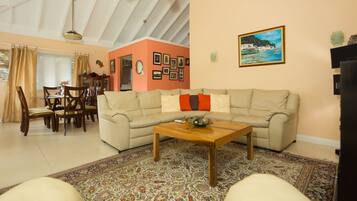 Biệt thự dành cho gia đình, 3 phòng ngủ, 2 phòng tắm, quang cảnh núi | Phòng khách | TV màn hình phẳng 50-inch có truyền hình cáp, TV, đầu đĩa DVD