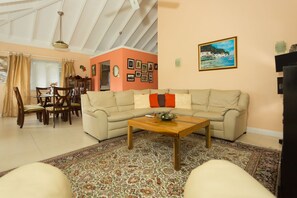 วิลล่าสำหรับครอบครัว, 3 ห้องนอน, 2 ห้องน้ำ, วิวภูเขา | ห้องนั่งเล่น | ทีวีจอแบน 50 นิ้ว พร้อมช่องเคเบิล, ทีวี, เครื่องเล่นดีวีดี