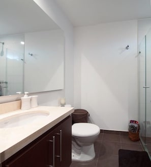 Standard-Apartment, 1 Schlafzimmer | Badezimmer | Dusche, Handtücher