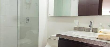 Appartement Standard, 1 chambre | Salle de bain | Douche, serviettes fournies