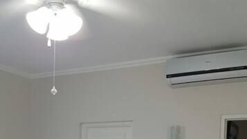 Luxe appartement, 2 slaapkamers, keuken, uitzicht op tuin | Kameruitzicht