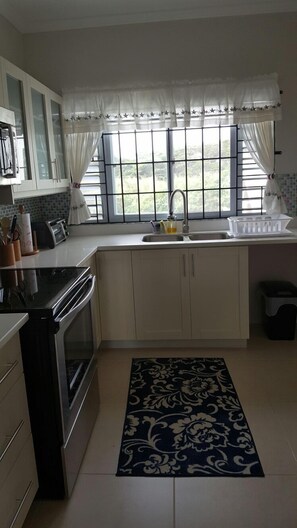 Appartamento Luxury, 2 camere da letto, cucina, vista giardino | Cucina privata | Frigorifero con congelatore, microonde, forno, piano cottura