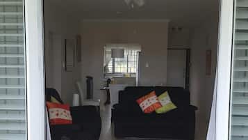 Luxe appartement, 2 slaapkamers, keuken, uitzicht op tuin | Woonkamer | Een 50-inch flatscreentelevisie met kabelzenders en een televisie