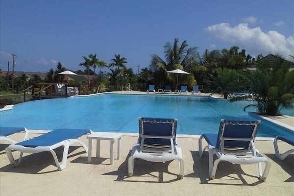 Una piscina al aire libre