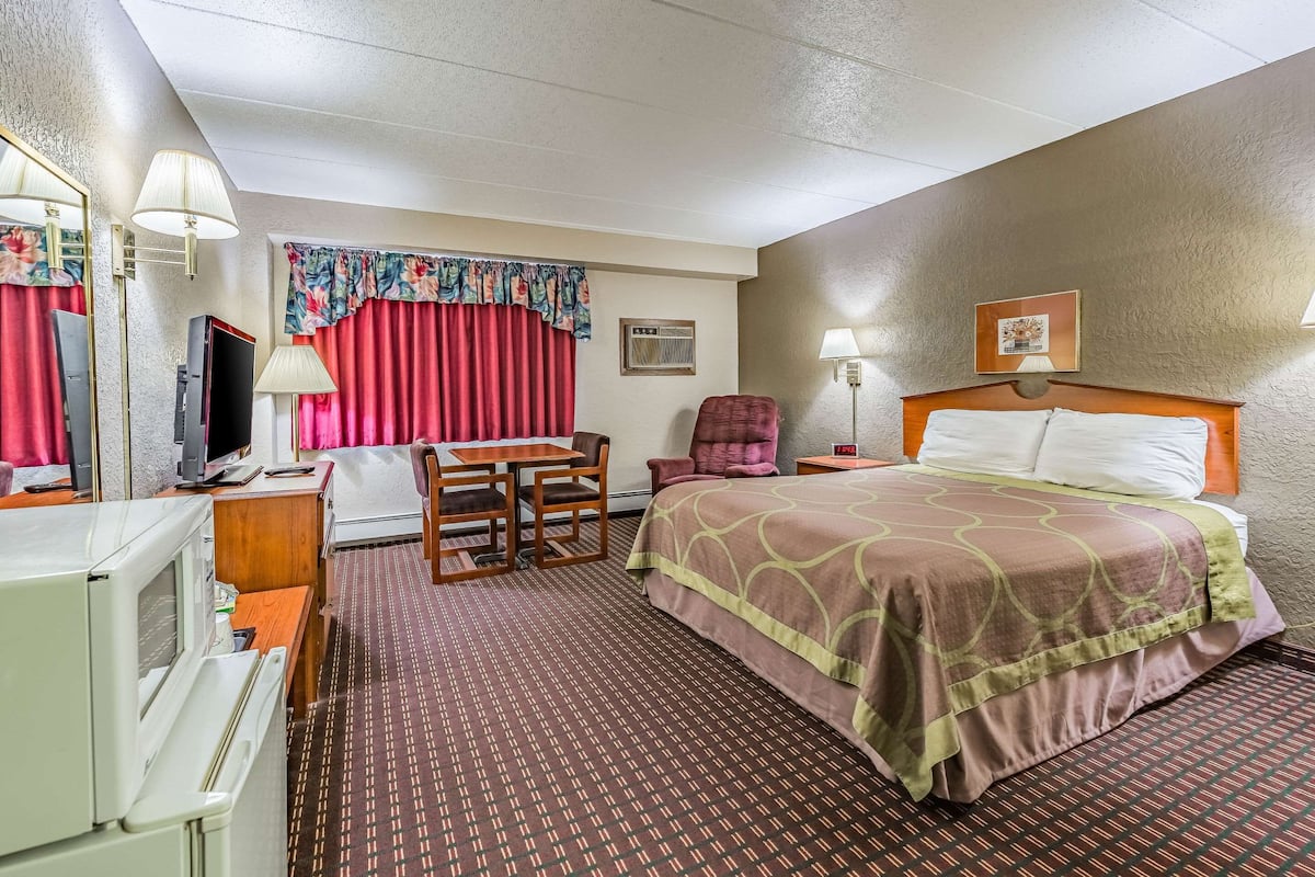 Standard Room, 1 Queen Bed, Non Smoking | In-room safe, desk, iron/ironing board, free WiFi