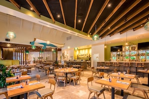 4 Restaurants, Frühstück, Mittagessen, lokale und internationale Küche