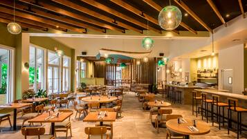 4 restaurants; breakfast, lunch, and dinner served