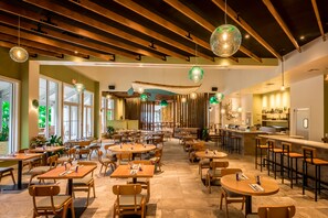 4 restaurants; breakfast, lunch and dinner served 