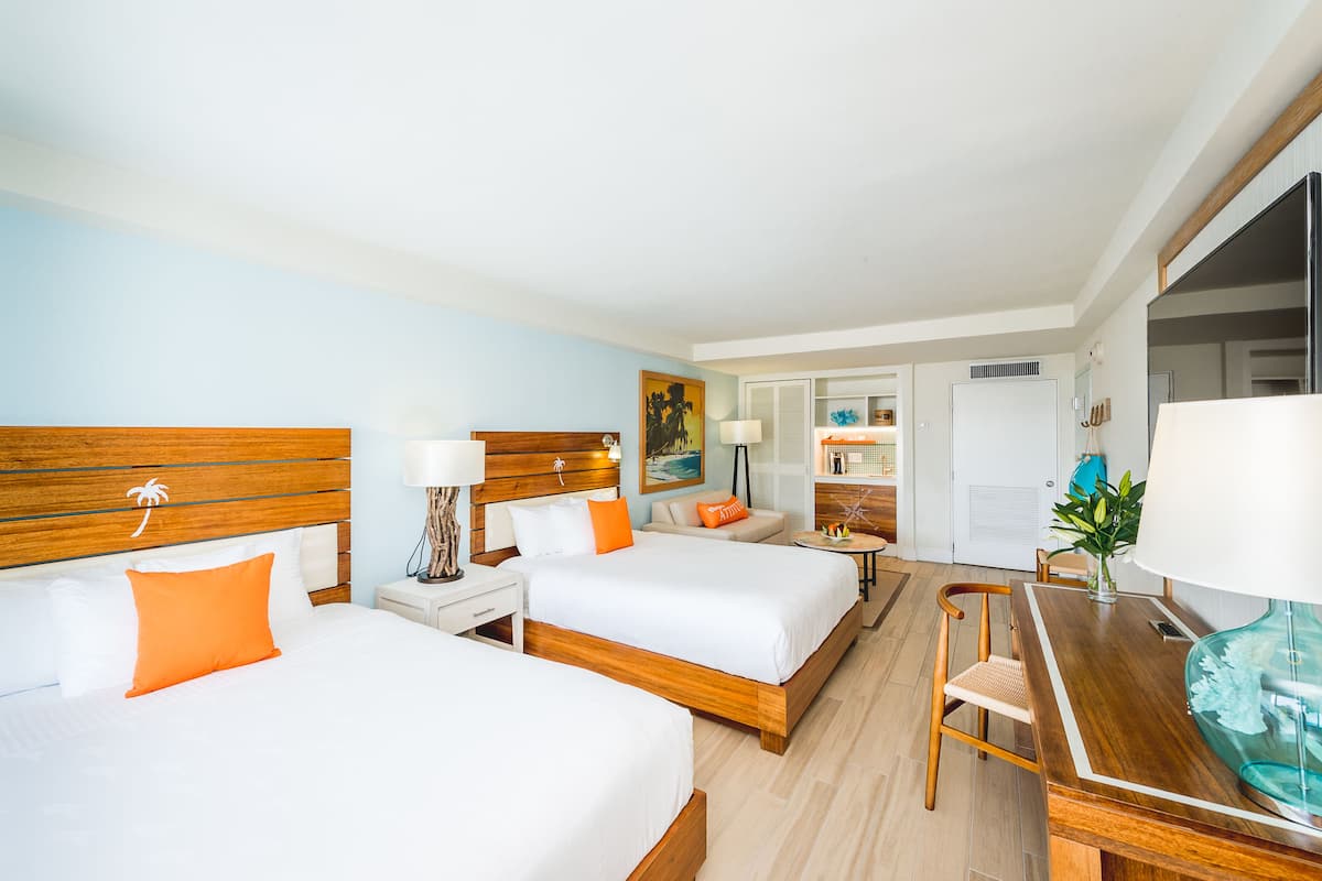 Kamer, 2 queensize bedden | Luxe beddengoed, een kluis op de kamer, een bureau