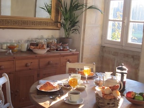 Petit déjeuner continental compris