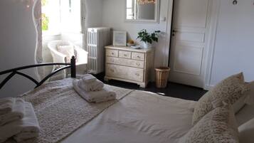 Habitación doble, vista al lago | Ropa de cama de alta calidad y decoración personalizada