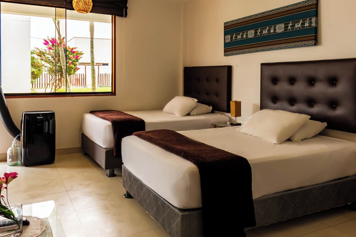 Habitación doble superior, varias camas | Ropa de cama de alta calidad y escritorio