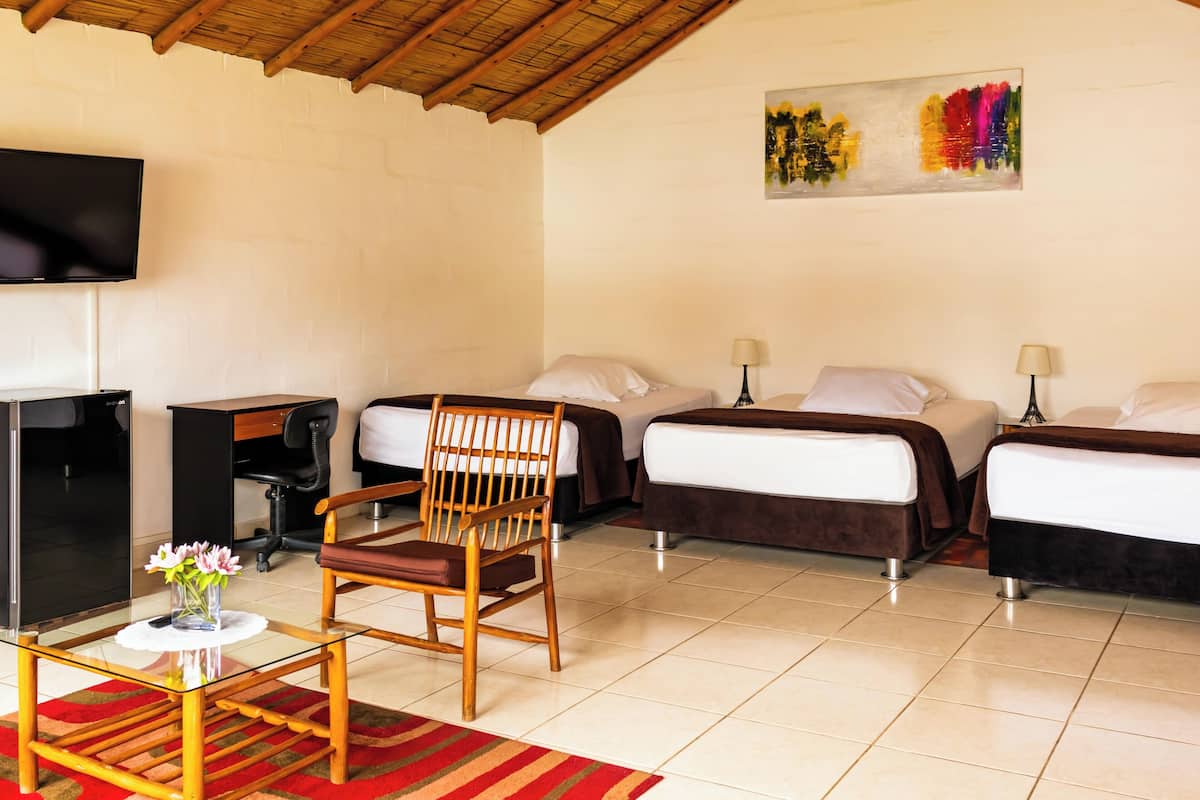 Habitación triple superior | Ropa de cama de alta calidad y escritorio