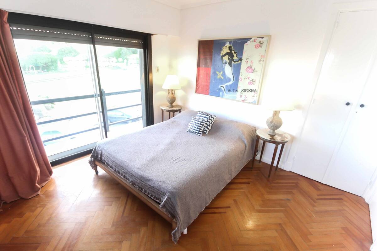 Habitación doble, vista al mar | Ropa de cama de alta calidad, escritorio y wifi gratis