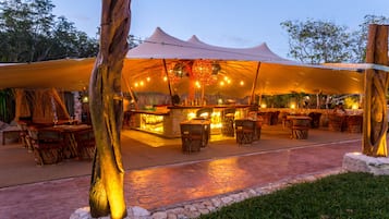 2 restaurants, breakfast, lunch, dinner served; international cuisine
