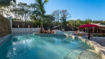 Außenpool, Liegestühle