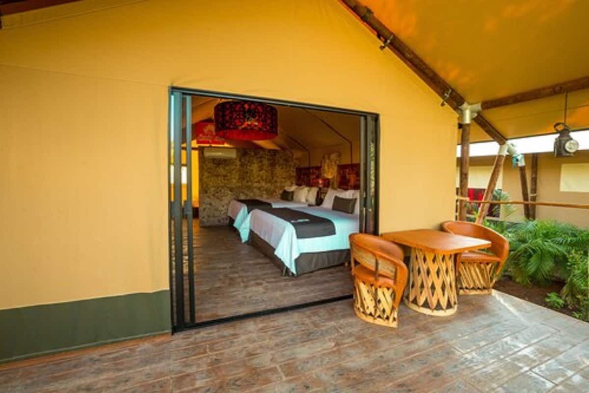Una habitación con una cama, una mesa y sillas.