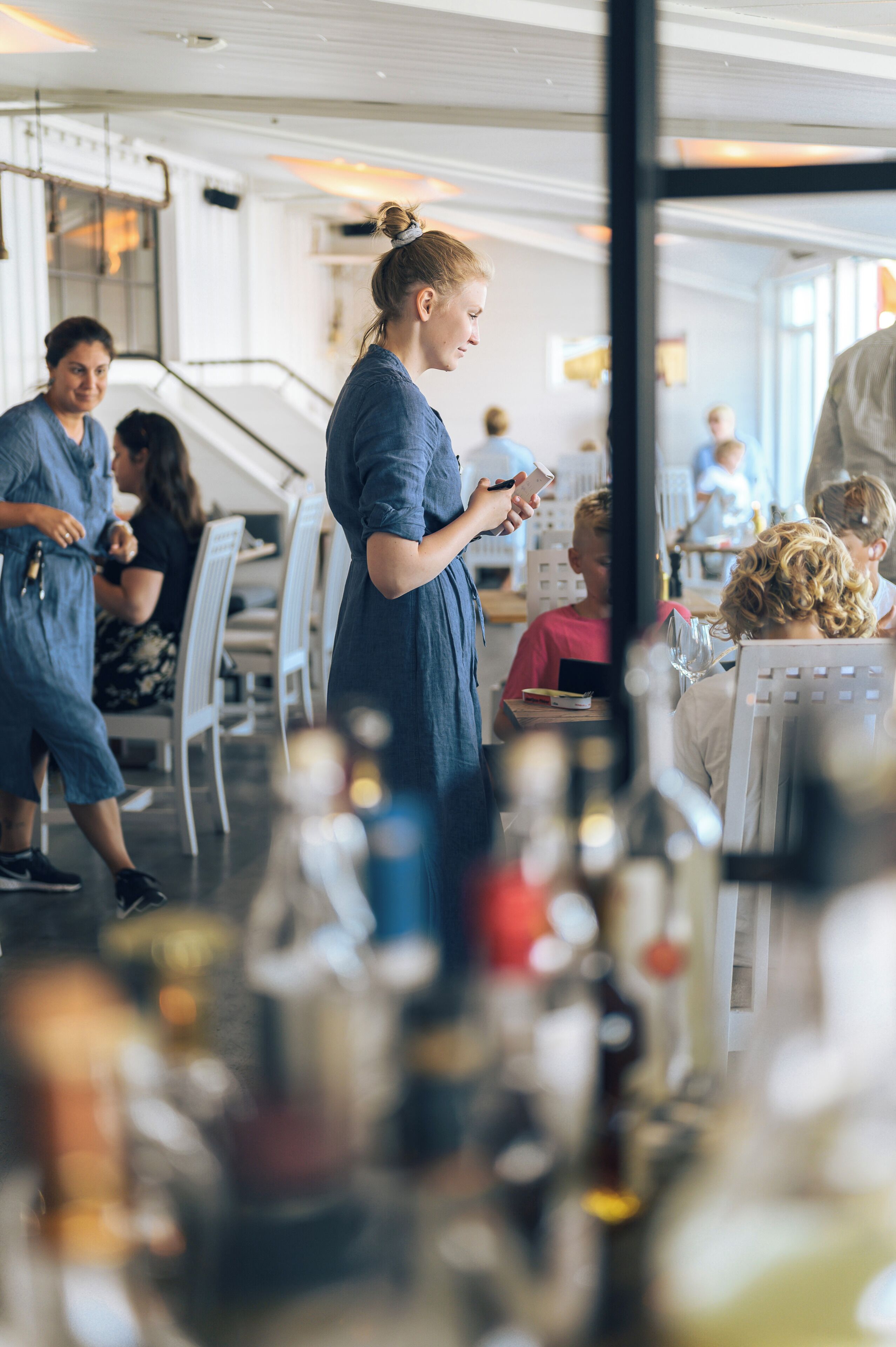 Un restaurant au décor moderne, avec des murs blancs et différents types de sièges, notamment des tables et des chaises.