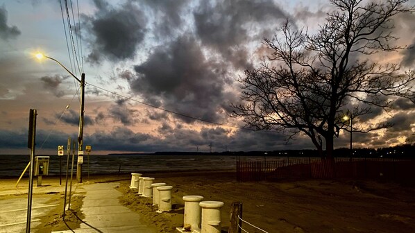 Beach nearby, white sand, 3 beach bars
