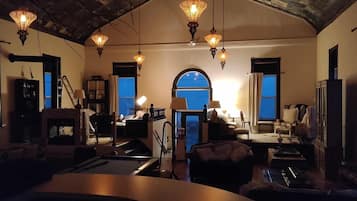 Signature Villa | Egyptian cotton sheets, premium bedding, down comforters