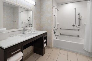 Suite, 1 cama King size, con acceso para personas discapacitadas, para no fumadores (w/ bathtub) | Baño | Regadera y toallas 