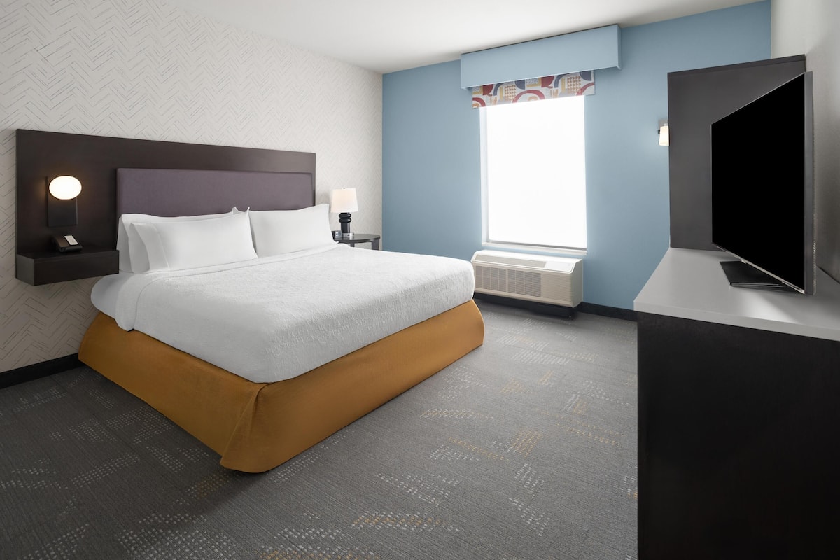 Suite, 1 cama King size, con acceso para personas discapacitadas (w/ roll-in shower) | Escritorio, wifi gratis y ropa de cama