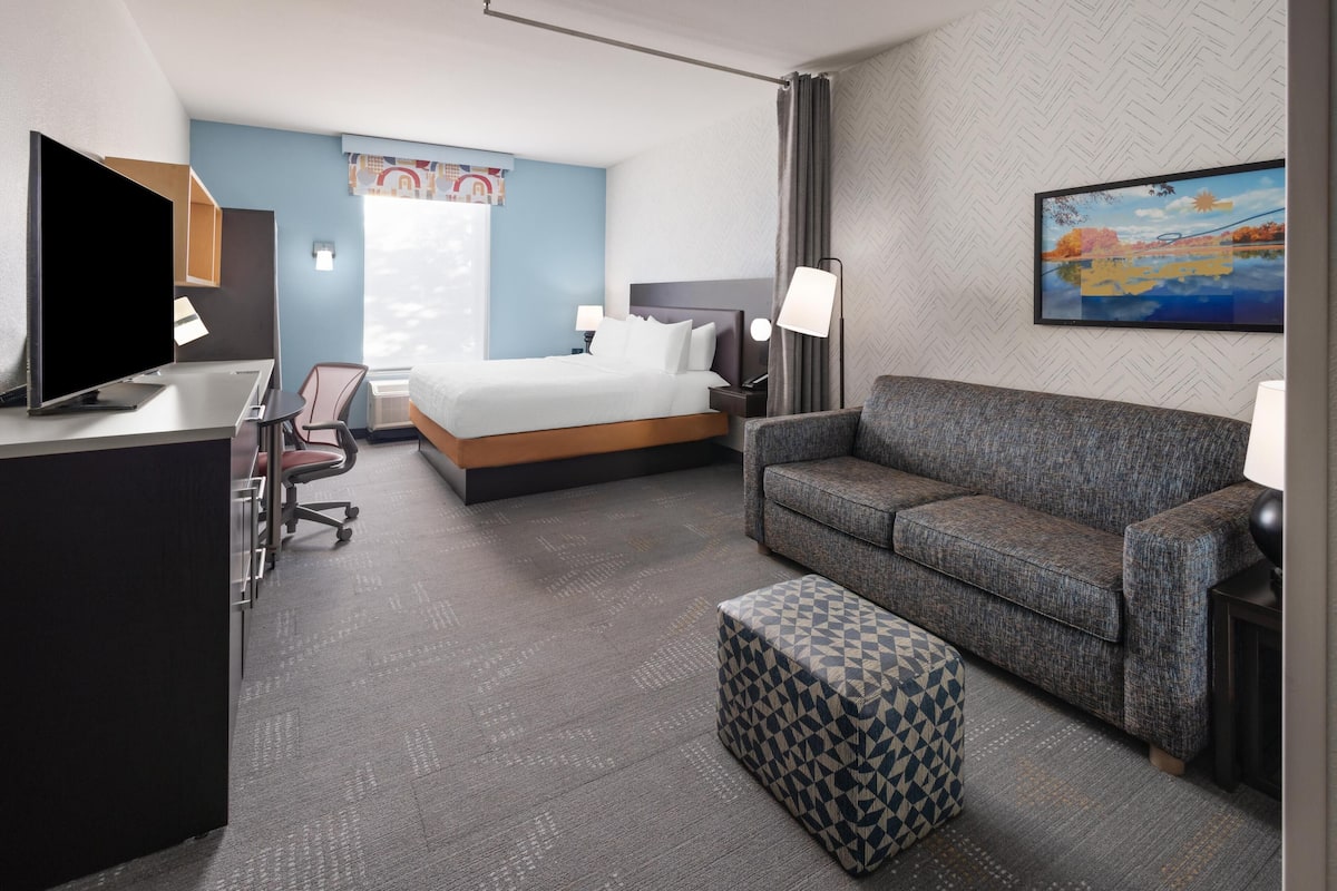 Suite, 1 cama King size, con acceso para personas discapacitadas, para no fumadores (hearing acc) | Área de sala de estar | Televisión de pantalla plana