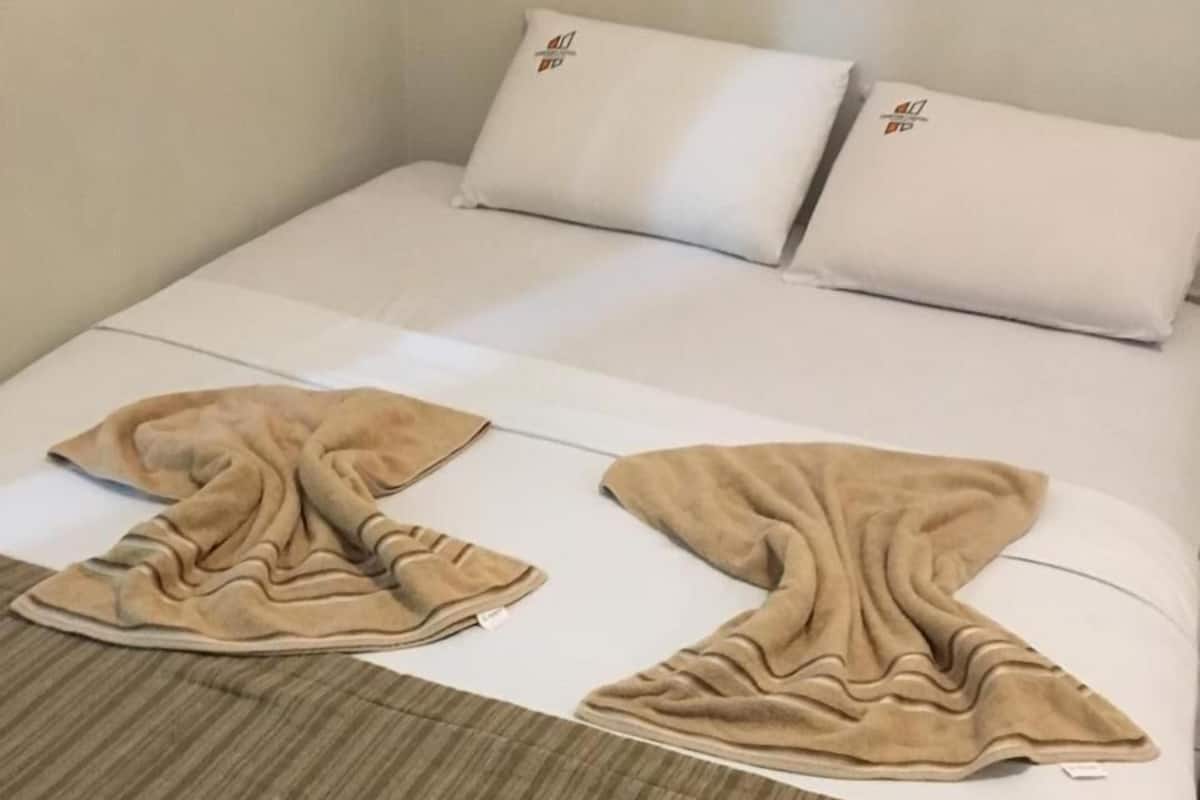 Quarto casal ou duplo standard | Frigobar, cortinas blackout, ferros/tábuas de passar roupa