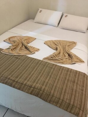 标准双人房或双床房 | 迷你吧、遮光窗帘、熨斗/熨板、免费 WiFi