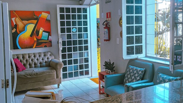 Un salon avec un canapé, une table basse et un tableau accroché au mur.