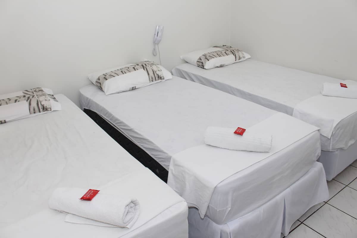 Frigobar, cortinas blackout, ferros/tábuas de passar roupa