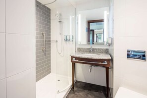 Bathroom shower - Hampton by Hilton Humberside Airport (Kirmington)