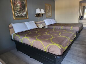 Kamar Standar, 2 Tempat Tidur Double, Bebas Asap Rokok | Meja kerja, kedap suara, dan setrika/meja setrika