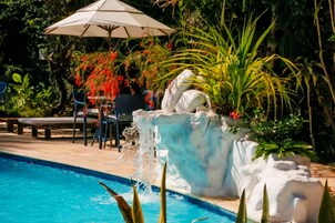 Piscina externa, espreguiçadeiras