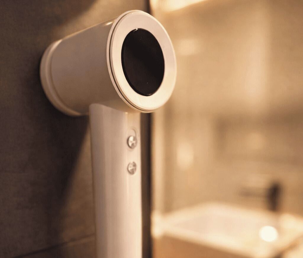Un dispositivo montado en la pared, posiblemente un sensor, con una abertura circular.