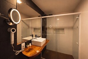 Ducha, artículos de tocador gratuitos, secador de pelo, toallas