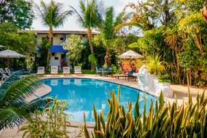 Piscina externa, espreguiçadeiras
