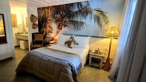 Una camera da letto con un letto, un comodino, una sedia, un grande affresco a parete, uno specchio e una finestra.