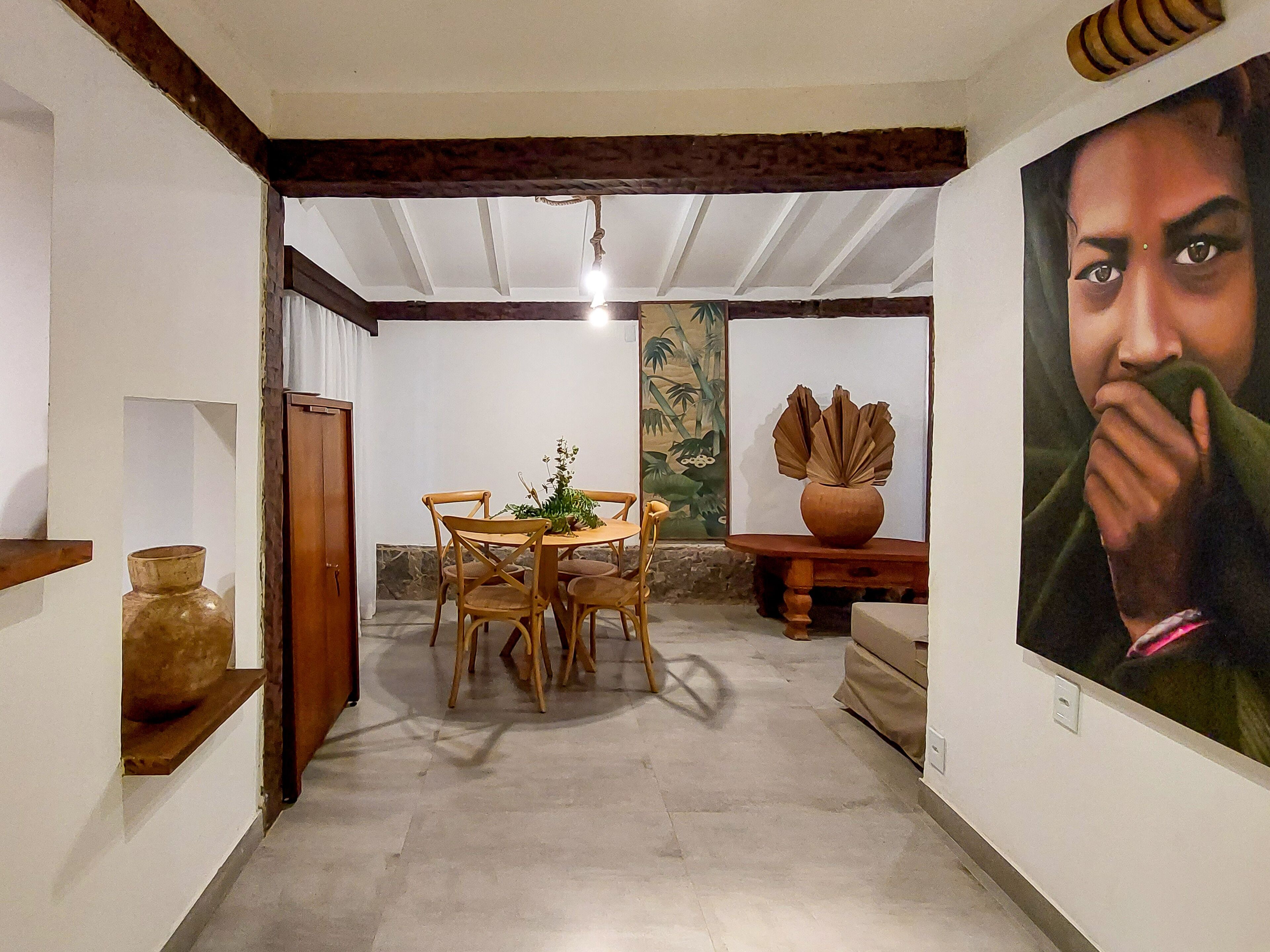 presidential studio | living area | 42-inch lcd tv with cable channels, tv