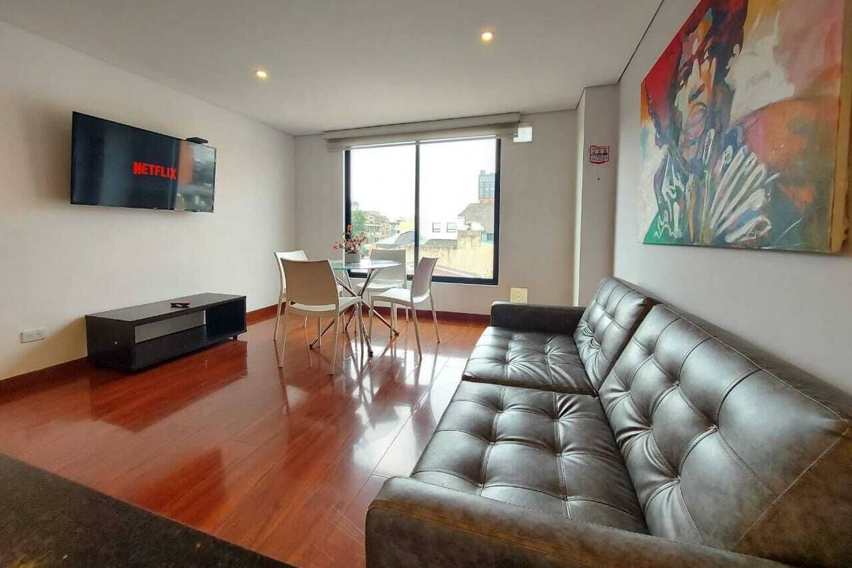 Apartament, 2 dormitoris | Sala d'estar | Televisor intel·ligent de 50 polzades amb canals per cable i Netflix