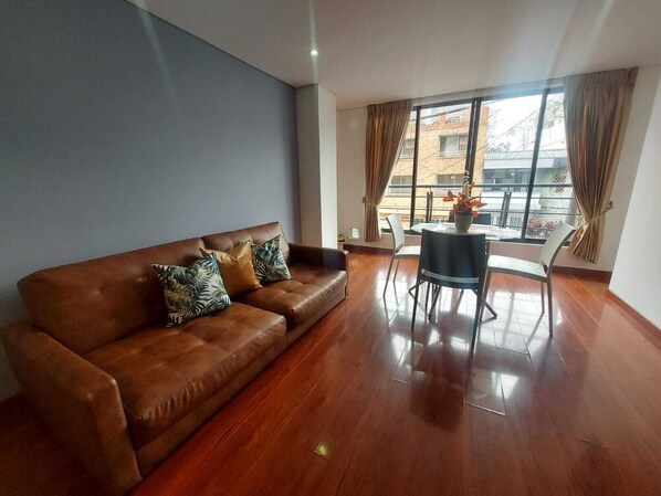 Apartament, 3 dormitoris | Sala d'estar | Televisor intel·ligent de 50 polzades amb canals per cable i Netflix