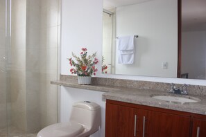 Duplex | Bathroom | Shower, rainfall showerhead, hair dryer, towels - Luxury Suites & Apartments (Bogotá)