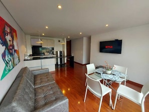 Apartament, 2 dormitoris | Sala d'estar | Televisor intel·ligent de 50 polzades amb canals per cable i Netflix