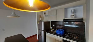 Apartament, 2 dormitoris | Cuina privada | Placa de cuina i utensilis de cuina, vaixella i coberteria