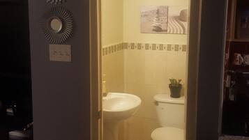 Premium Apartment, 2 Bedrooms, Mountain View | Bathroom | Combined shower/tub, free toiletries, hair dryer, towels