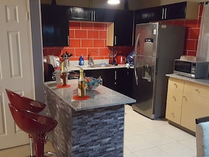 Appartement Prestige, 2 chambres, vue sur la montagne | Cuisine privée | Réfrigérateur grande capacité avec congélateur, four à micro-ondes