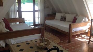 Penthouse 1 Full Bed | Peti besi dalam bilik, meja, Wi-fi percuma