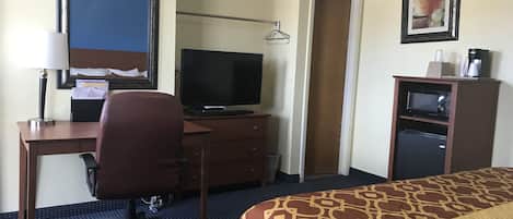 Escritorio, wifi gratis y ropa de cama