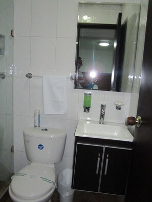 Dusche, kostenlose Toilettenartikel, Handtücher, Seife
